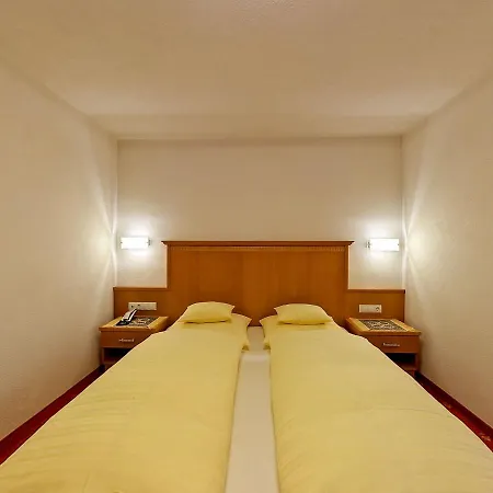 Bruno - In - Out ホテル ゼルデン