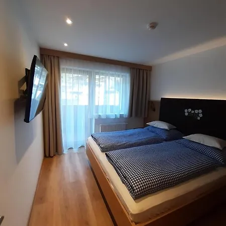 Bruno - In - Out ホテル